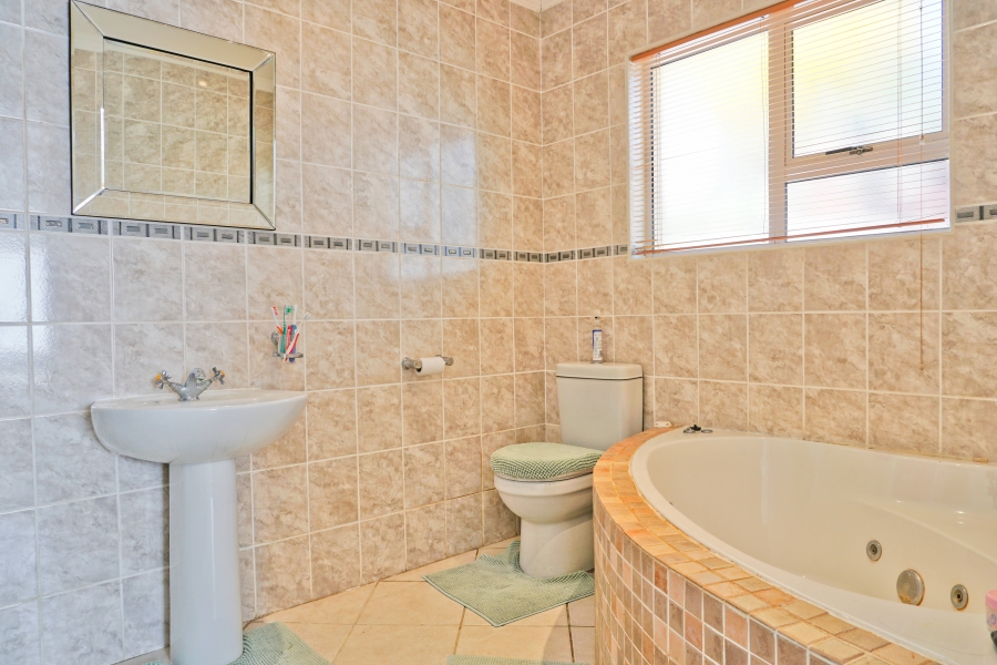 6 Bedroom Property for Sale in Kidds Beach Eastern Cape